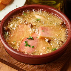 燻製ベーコンと季節きのこのアヒージョ