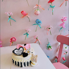 花壁の席　オーダーケーキと一緒に撮影。お花の壁がかわいいこちらの席はF席です。希望席がある場合にはInstagramでご予約ください。