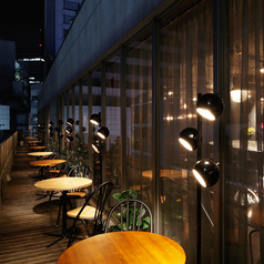 そよ風を感じながらテラス席で乾杯♪