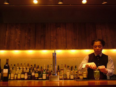 【関内駅1分】昼はら～麺・夜はバーの2つの顔を持つ人気のお店。スタイリッシュ空間！