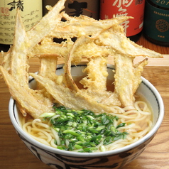 【人気メニュー&イチオシ】さくさく！ごぼう天うどん　900円（税込）の写真