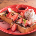 料理メニュー写真 たっぷり苺のショートケーキ風ミルクトースト