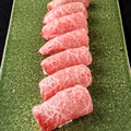 料理メニュー写真 芸術的なサシを堪能！「黒毛和牛炙り大トロ寿司」