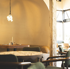 緑豊かな扇町公園の一角に佇む、”ボタニカル”をコンセプトにしたファインダイニング『Botanico扇町公園』！カウンター席、ソファー席、オープンテラスなどもございます◎