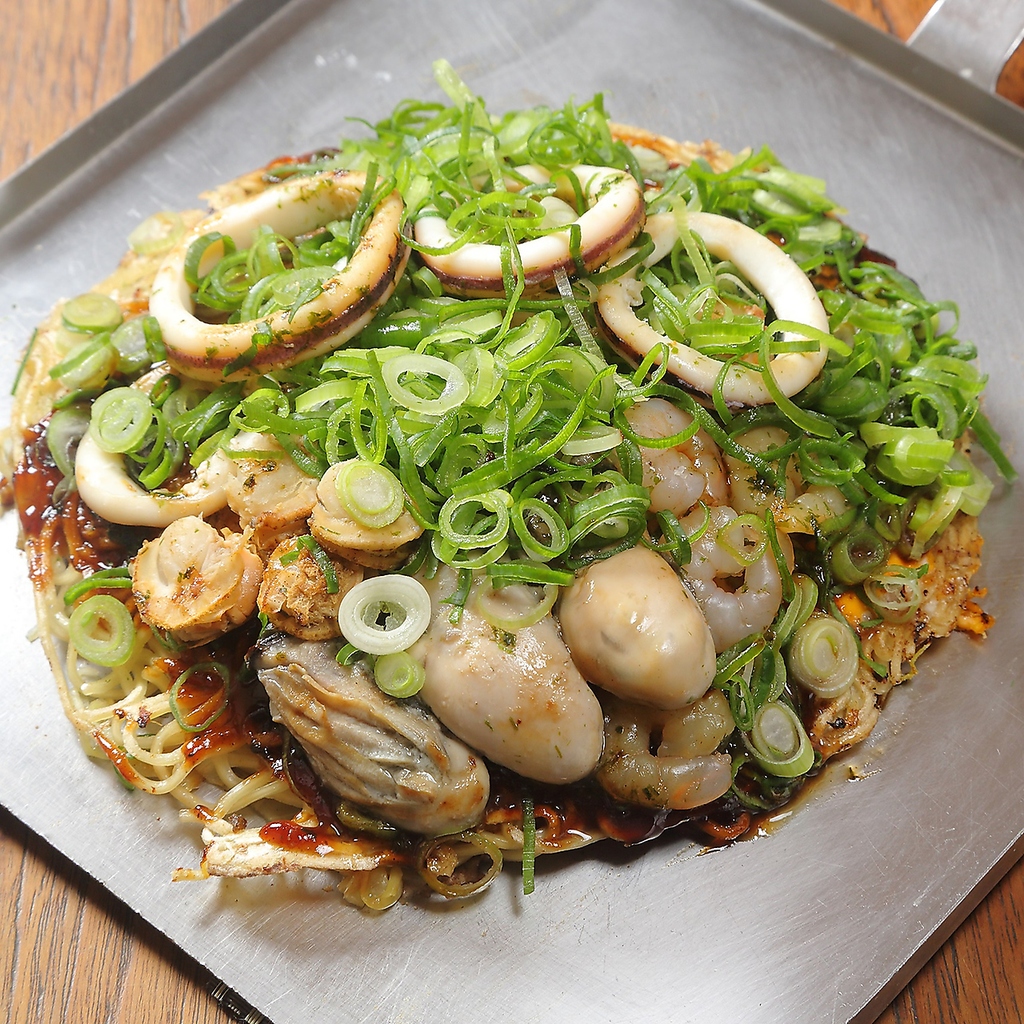 当店人気メニュー、「弁兵衛スペシャル」。イカ天、ネギ、生イカ、生エビの絶妙な味わいを鉄板で堪能