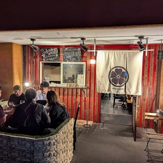 お店の前のテラス席。5名様までご利用頂けます。外の空気を楽しみながらお料理を楽しめます◎家族連れにも人気です。喫煙OKです。1日1組限定でBBQの利用も可能です♪