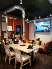 テーブル席、テーブルの配置も変更できるので、グループのお食事などにも適しております♪