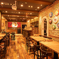 赤煉瓦の壁がノスタルジーと温かみを醸し出すレトロアメリカンな空間。新宿エリアで楽しいご宴会をするなら『マロリーポークステーキ 西新宿店』へ！当店は、2～12名様がご利用いただける個室もご用意しております。店内は最大80名様までご利用頂けます！西新宿での飲み会・女子会・宴会にどうぞご利用下さいませ！