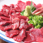 絶品の馬刺しをご提供いたします。新鮮な馬肉を丁寧に切り分け特製のタレと共にお召し上がりください