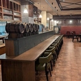 目の前にワイン樽が設置されたおしゃれな雰囲気漂うカウンター席は大人気！種類豊富なお酒も並んでおり、バー感覚で心満たされるひとときをお過ごしいただけます。店内中央にはモニターが2台設置されており、お酒を飲みながらサッカー観戦を楽しむことができるので、場の雰囲気が盛り上がること間違いなしです♪