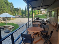 オープンエアー日陰の涼しげな席です