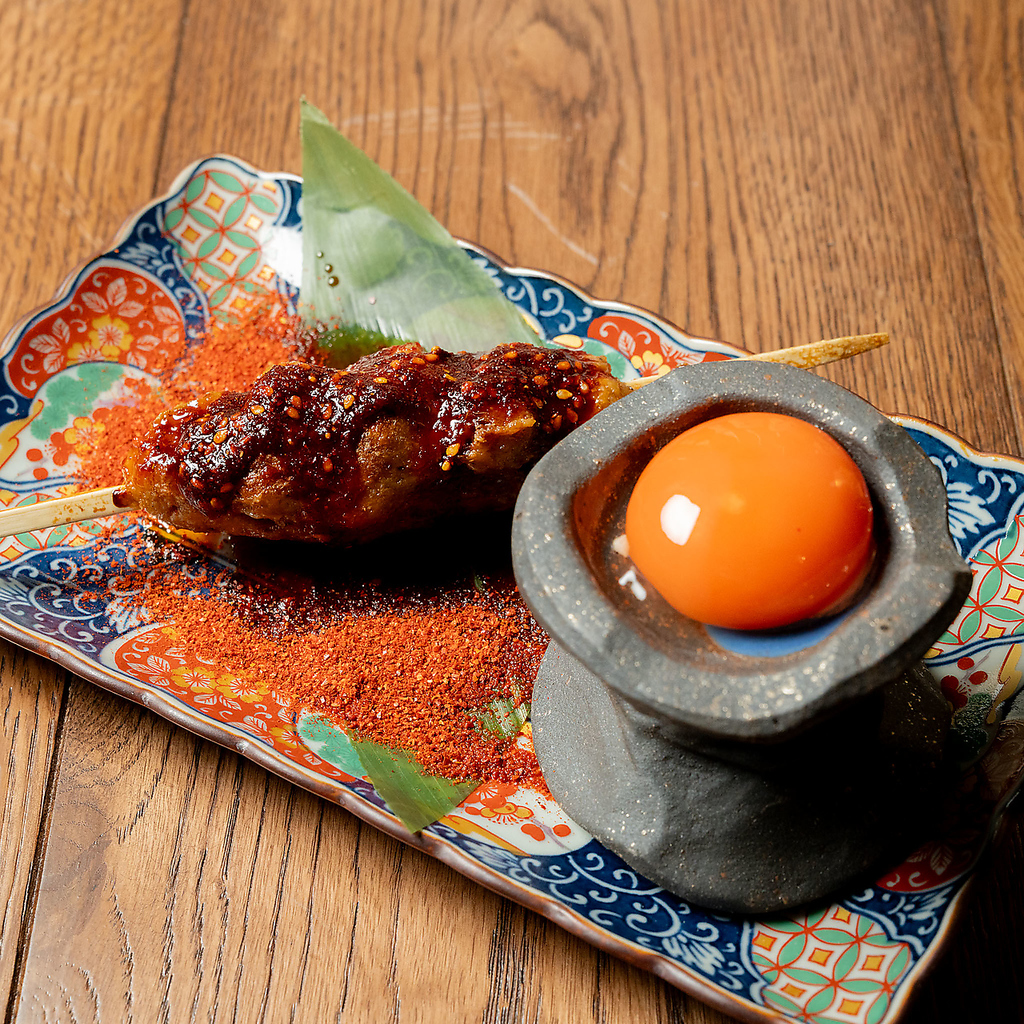 見た目も味もインパクト大！シビれる辛さのつくね《鬼の金棒》