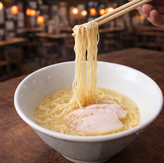 8時間煮込んだ濃厚鶏パイタン、〆に人気の一杯。