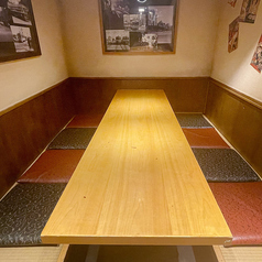 <半個室>ゆっくりとお過ごしいただける掘りごたつになっています。名物「正直塩つくね」「無敵ハツユッケ」や、鶏料理を多数ご用意しております。