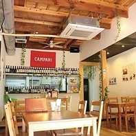 木の温もりも感じられる、心地よい空間◎