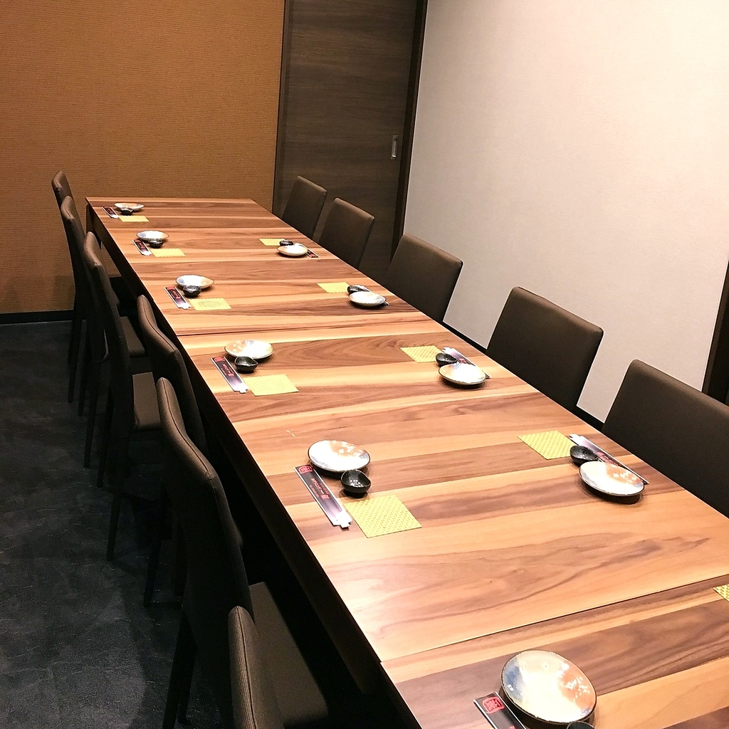 ご宴会に最適なお部屋を完備。個室もございます