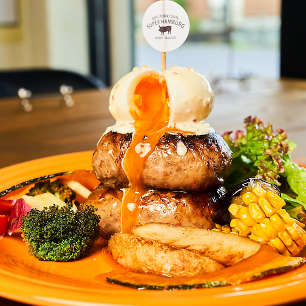 見た目も楽しめる、積み上げハンバーグダブル。トッピングは大人気の特製半熟卵。