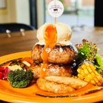 見た目も楽しめる、積み上げハンバーグダブル。トッピングは大人気の特製半熟卵。