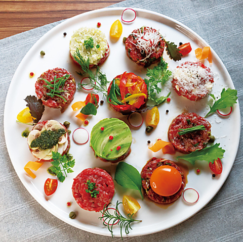 A5ランクの雌牛を中心とした創作肉料理を、豊富な日本酒とワインを共に楽しめる