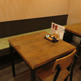 2名様でご利用いただけるテーブル席。ご夫婦でのお食事や、ご同僚とのちょい飲みなど日常の場面でカジュアルに座れるお席となっておりますので、お気軽にご利用ください。
