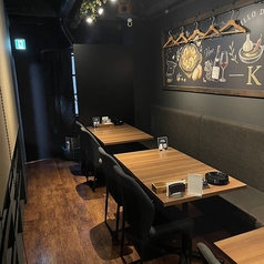 【寛げるソファー席】アヒージョやマルゲリータなどの絶品料理をはじめ、アサヒやコロナ等のビール、ワインやハイボール、カシスソーダ等多彩なドリンクをご用意しております♪落ち着いた内観の広々とした店内でゆっくりとお食事をお楽しみいただけます！英語メニューがあるため海外のお客様でも安心です◎