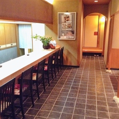 銀杏の一枚板のカウンターには季節の花は欠かせません。ここでは料理教室も行われます。