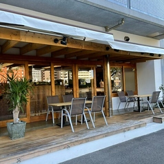 テラス席は2席×4卓ございます!心地よい風を感じながら、開放感あるテラス席は、友人や家族とのおしゃべりにぴったり◎日差しを浴びながら、リラックスしたひとときをお過ごしください。緑に囲まれた環境は、心を癒す空間を演出します!