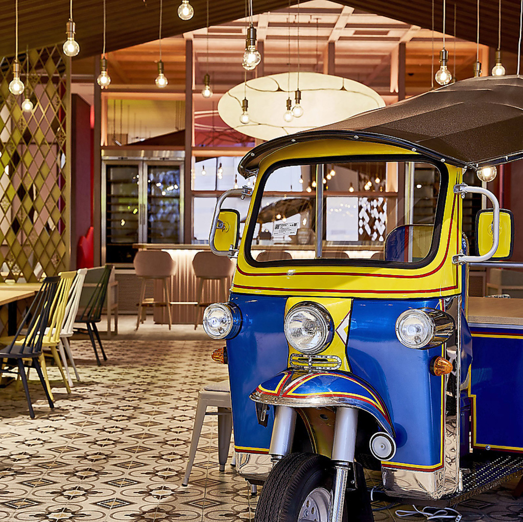 店内には鮮やかなネオンサインやトゥクトゥクのディスプレイが飾られ、異国情緒あふれる空間が広がる