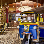 店内には鮮やかなネオンサインやトゥクトゥクのディスプレイが飾られ、異国情緒あふれる空間が広がる