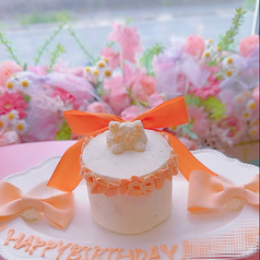 ピンクのテーブルのガーデン風席　　オリジナルデザインケーキと一緒に撮影こちらの席はI席です。希望席がある場合にはInstagramでご予約ください。