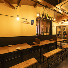 少人数でも落ち着いてゆったり飲めるテーブル席。