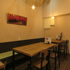 少人数のグループでのご来店にぴったりな4名様用のテーブル席をご用意しております。友人や家族との楽しいひとときを、心地よい空間でお過ごしいただけます。