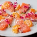 料理メニュー写真&nbsp;スモークサーモンとみかんのカルパッチョ