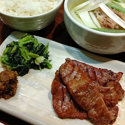 炭火で丁寧に焼き上げる牛タンは至福の美味しさ！ご飯もビールも進む絶妙な味付け
