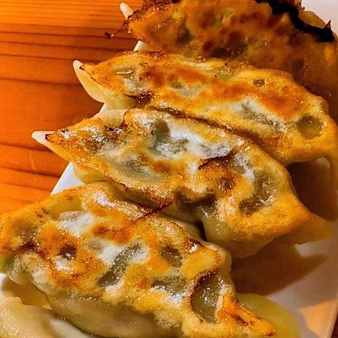 餃子とビールの組み合わせは最強☆外はパリッ中から肉汁あふえる本格餃子！