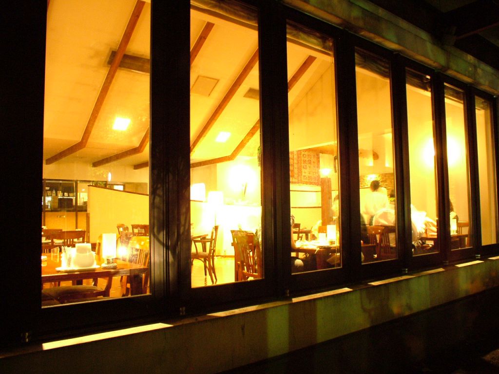 窓から見える景色を眺めて、いつもよりゆったりとした時間を愉しみながら、至福のディナーを…。