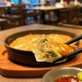 【鉄鍋餃子】毎日お店で心を込めて餡から手作りしている一口餃子はビールとの相性が抜群！女性でも食べやすい大きさで365酒場の人気商品♪熱々の鉄板で仕上げるので、最後まで熱々でお召し上げりいただけます！