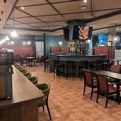 30名様~最大50名様までご案内可能な店舗貸切を承っております。モニター×2台(65インチ)とブルーレイ読み取り機械のご用意がございますので、DVDを再生することが可能です。結婚式二次会などの会場としてもおすすめ。PCを持ち込んでいただくと流せますが、接続状況によるので事前に店舗へご相談ください。