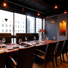 片側ソファーのゆったりとしたテーブル席。くつろぎながら食事を楽しめる空間で、会食や観光での食事などにも利用しやすい席です。