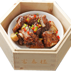 スペアリブの豆鼓蒸し/鶏足のピリ辛蒸し/牛モツのセイロ蒸し/パクチーと牛肉の蒸しクレープ 一皿