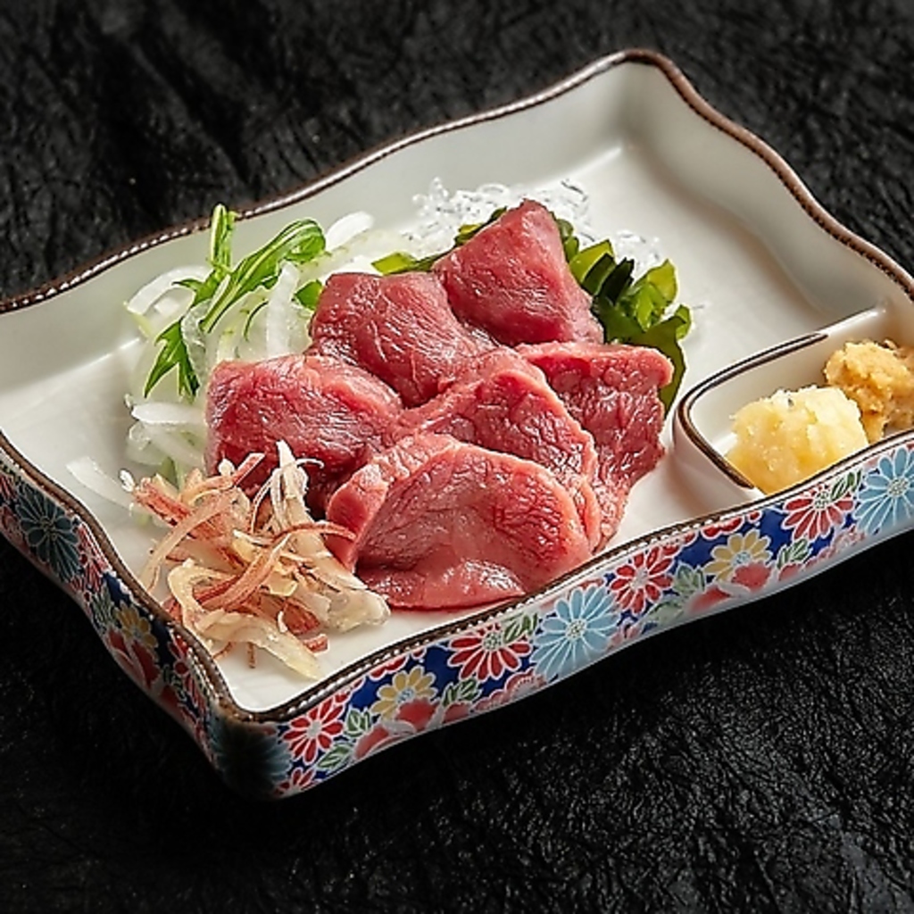 熊本直送の新鮮馬刺し。赤身が絶品です