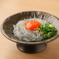 生しらすユッケ