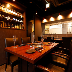 4名でゆったり座れるテーブル席。神戸牛焼肉を囲みながら会話を楽しめるため、友人同士の食事やグループでの食事にもおすすめです。