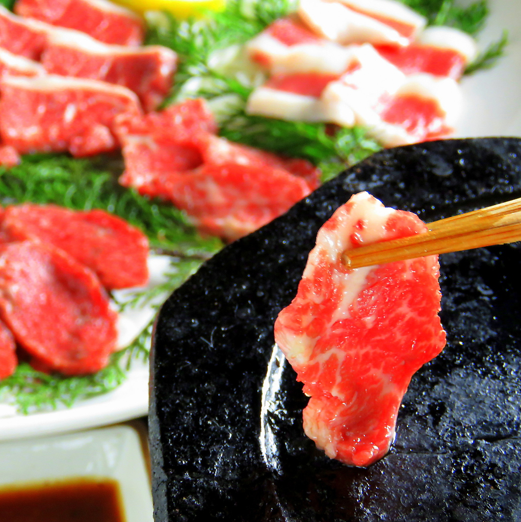 悟とう名物『馬肉の石焼き』！希少部位も十分に楽しめる大満足の一品