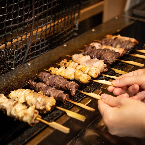 【18名様半個室あり】名物地鶏の溶岩焼きと最高級馬刺し。もつ鍋と水炊き鍋も登場