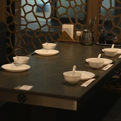 【6名テーブル】中人数のお客様向けとなっております。周りを気にせずゆっくりとお食事をお楽しみいただけるように、お席の間隔をあけております。