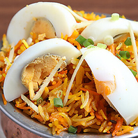 【秘伝のスパイス！タンドリーチキンと各種ビリヤニ】