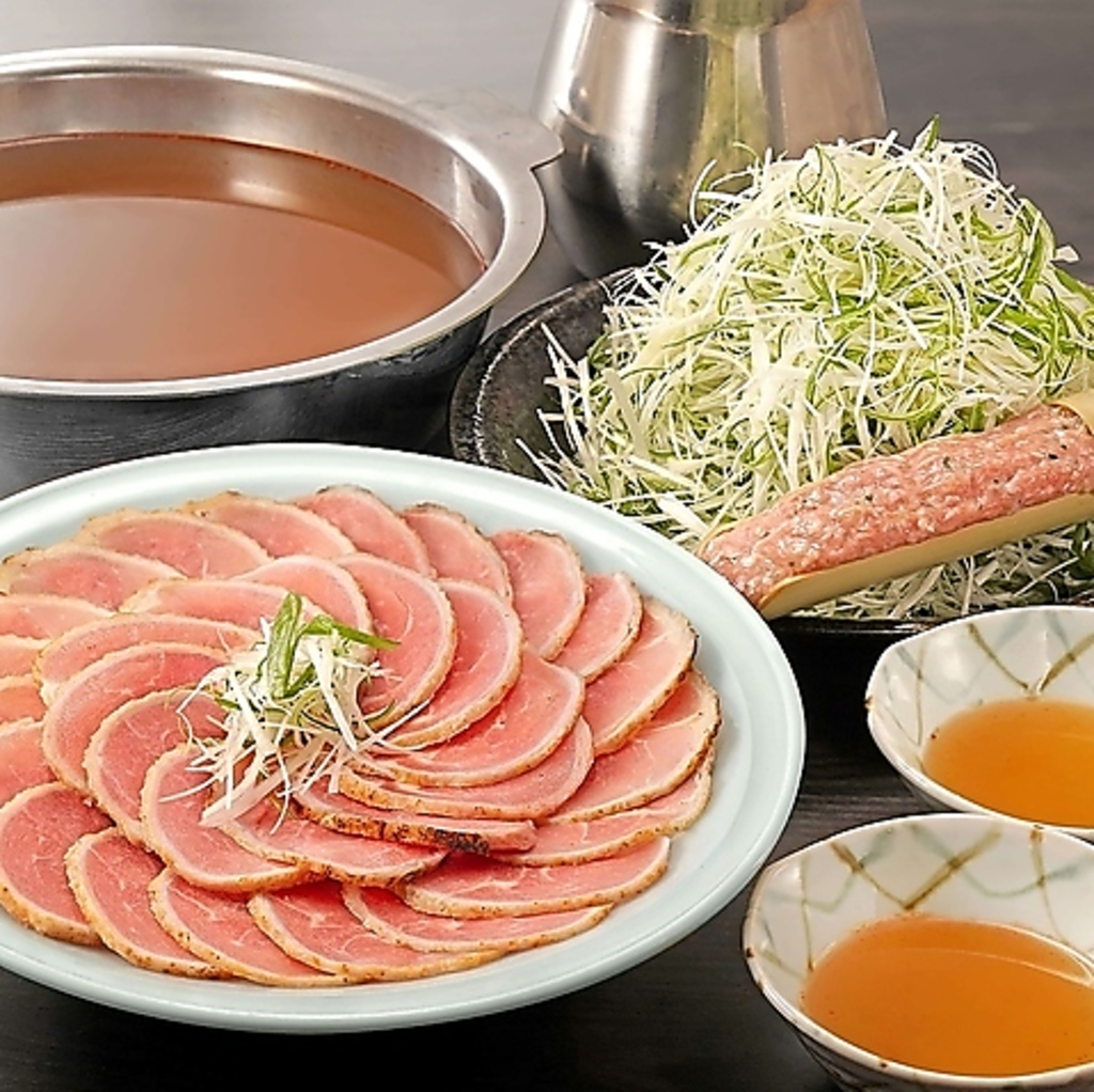 新鮮な宮崎地鶏の薄切り肉を出汁にさっとくぐらせて食べる「とりしゃぶしゃぶ」は自慢の逸品です。