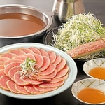 新鮮な宮崎地鶏の薄切り肉を出汁にさっとくぐらせて食べる「とりしゃぶしゃぶ」は自慢の逸品です。
