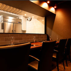 落ち着いた雰囲気のカウンター席。神戸牛焼肉を目の前で楽しめる臨場感が魅力で、接待や大切な方との食事にもおすすめの席です。